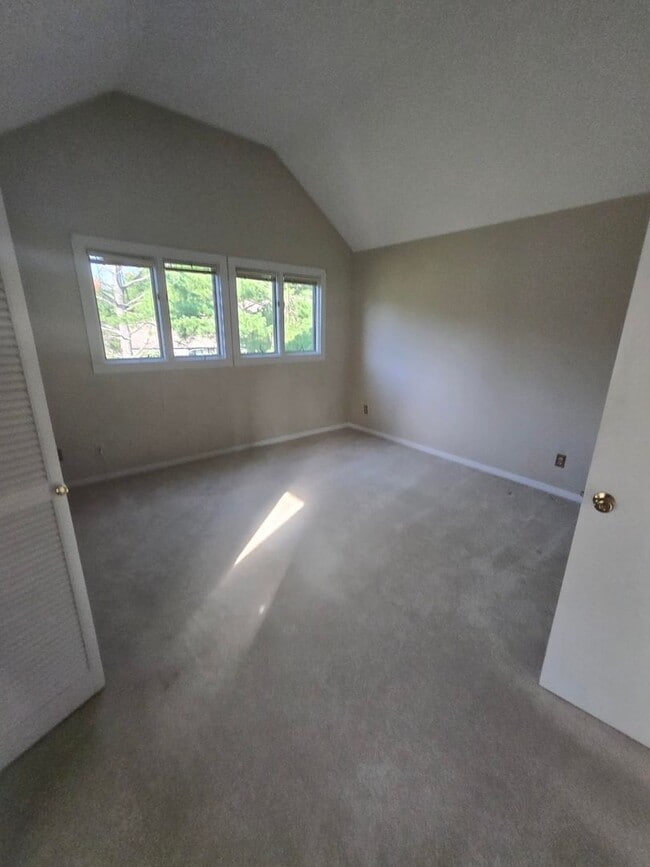 Building Photo - Spacious 3-Bedroom Condo in Gated Communit...