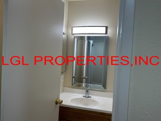 Building Photo - 1470 Pebblewood Dr