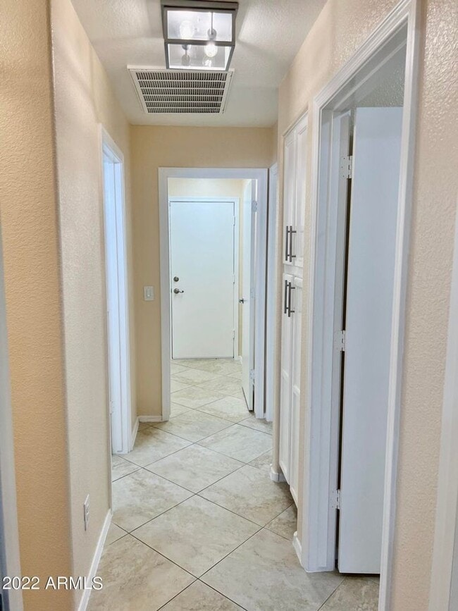 Building Photo - Available Jan 15, 2026 – Stunning 3-Bed, 2-Bath Home!