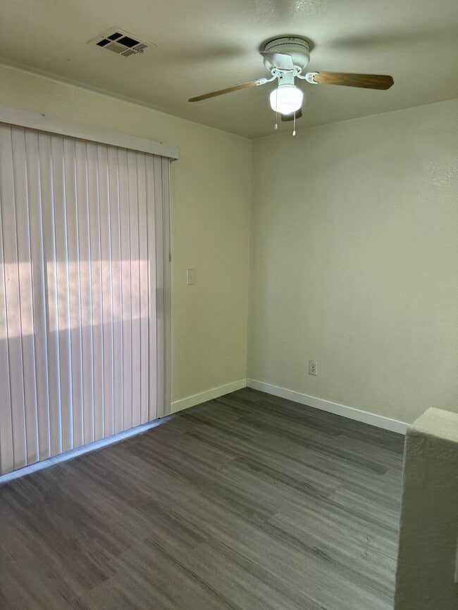 Building Photo - Nicely Redone Single Family Townhome