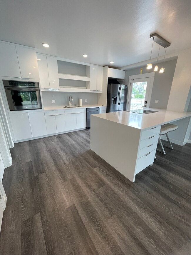 Building Photo - 6153 Kalaniana?ole Hwy