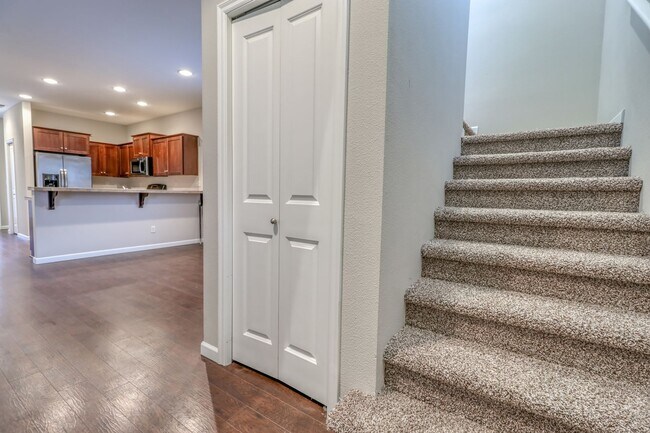 Building Photo - Spacious 4br/2.5ba house with garage in well maintained neighborhood