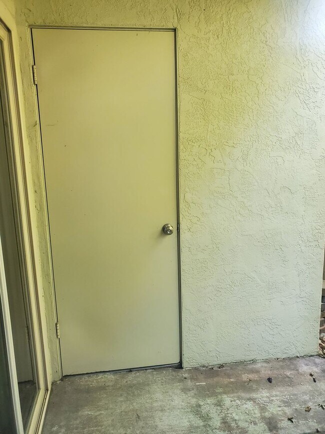 Building Photo - Tasteful Single Story Condo 1bd/1ba - Grea...