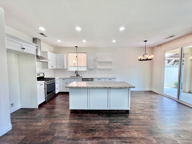 Building Photo - $2,350 Bullard & Locan, 3 bedroom - Wrenwo...