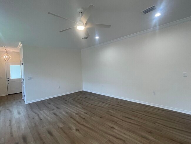 Building Photo - 1578 Hickory St
