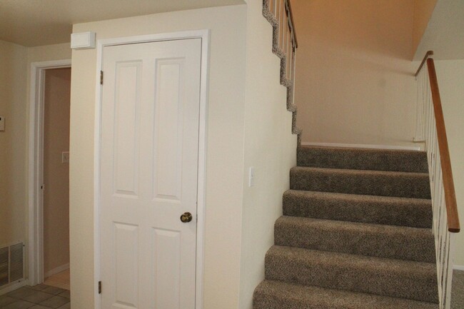 Building Photo - Updated 4 Bedroom, 2 1/2 Bathroom Townhome...