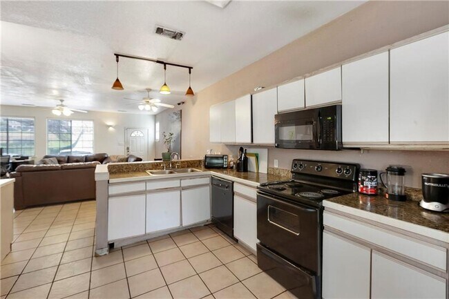 Building Photo - Duplex 11 Bedrooms 6 Baths Available August 2025