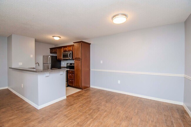 Building Photo - 1BR + Den Condo with Exclusive Move-In Incentive