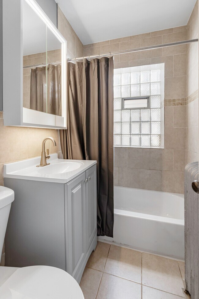 Building Photo - 5761 N Elston Ave