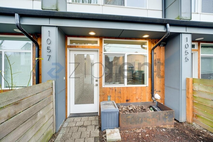 Building Photo - 1057 S Cloverdale St