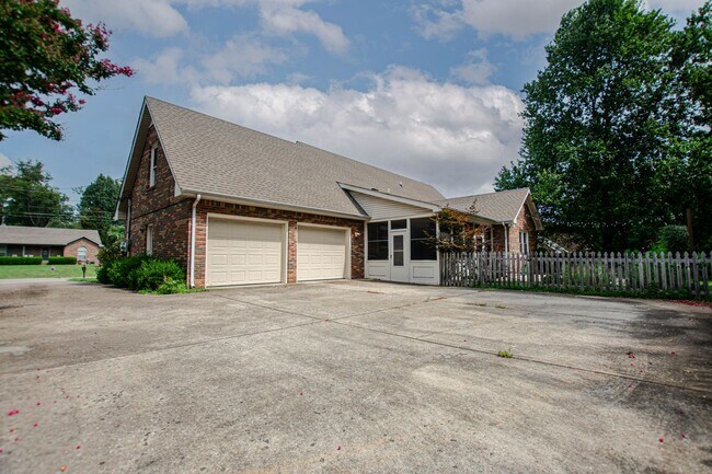 Building Photo - Pet Friendly Three Bedroom!