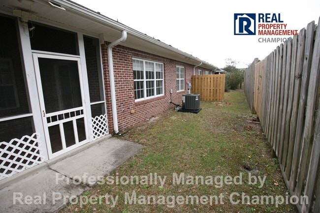 Building Photo - 3 BD/2.5 BA Townhouse w/Open Floorplan, Split Bedrooms and Garage