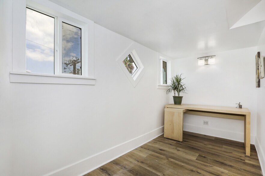 Building Photo - 3220 E 6th St