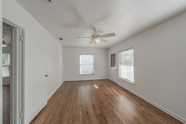 Building Photo - Cute two-bedroom, one-bath home in the hea...