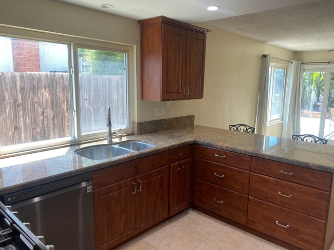 Building Photo - 3 Bedroom Home - Centrally Located with So...