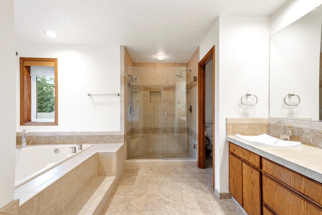 Building Photo - 1324 Stonehaven Dr