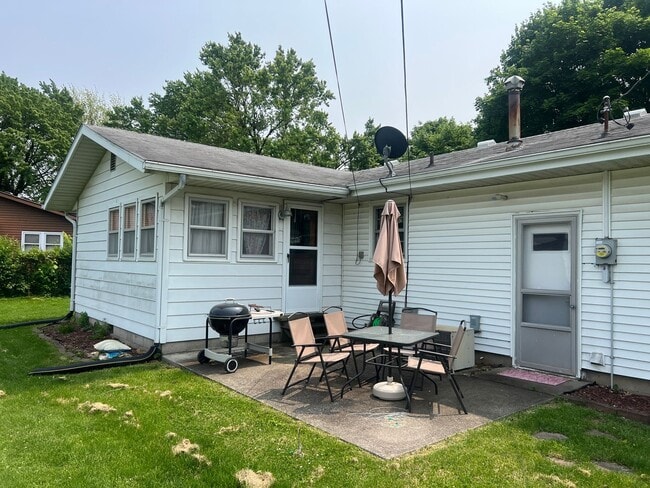 Building Photo - Charming 2-Bedroom Ranch with Spacious Liv...