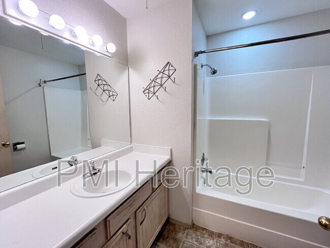 Building Photo - 886 N Daisy Ln