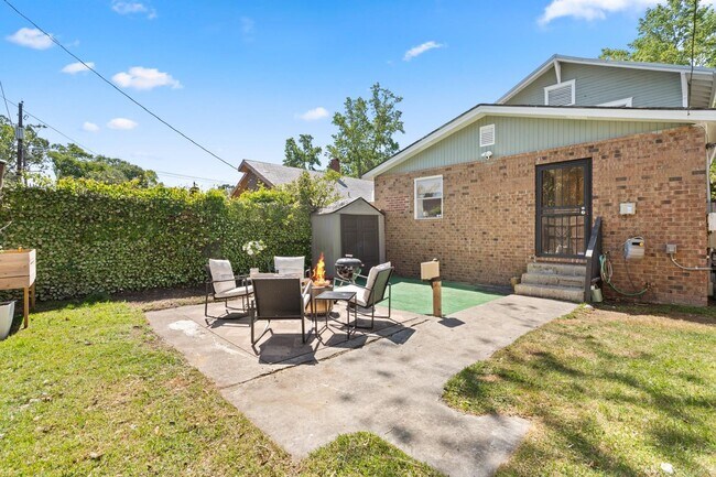 Building Photo - Charming 3 Bedroom Home Near Downtown Savannah with Flex Room & Fenced Yard