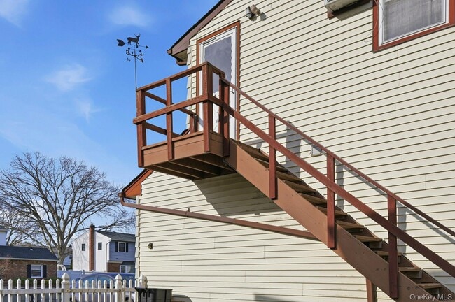Building Photo - 10 Leanore Dr
