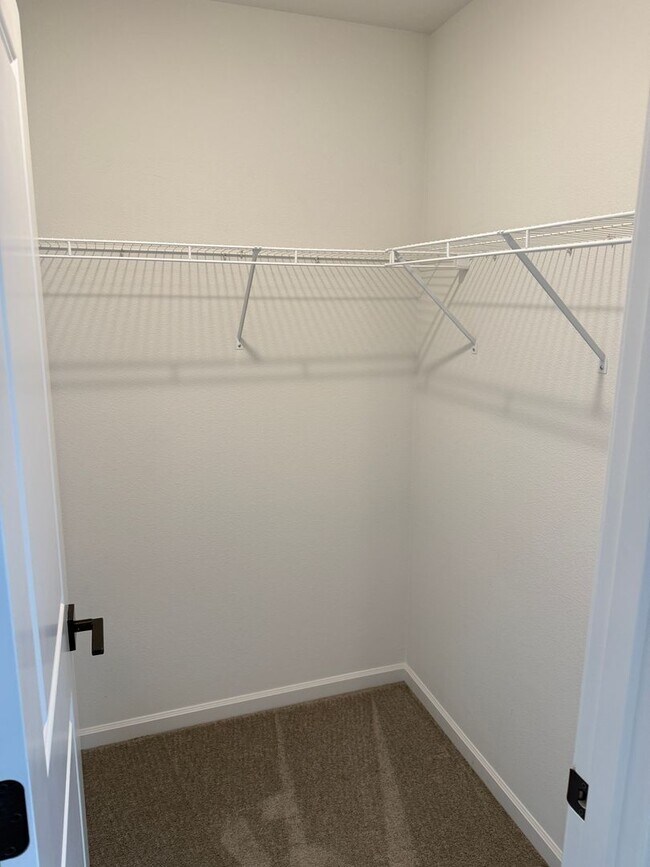 Building Photo - Hillsboro Townhouse/Condo