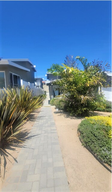 Building Photo - 702 N Paulina Ave