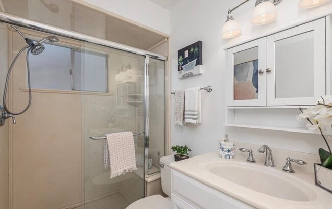 Building Photo - 483 Ontario Dr