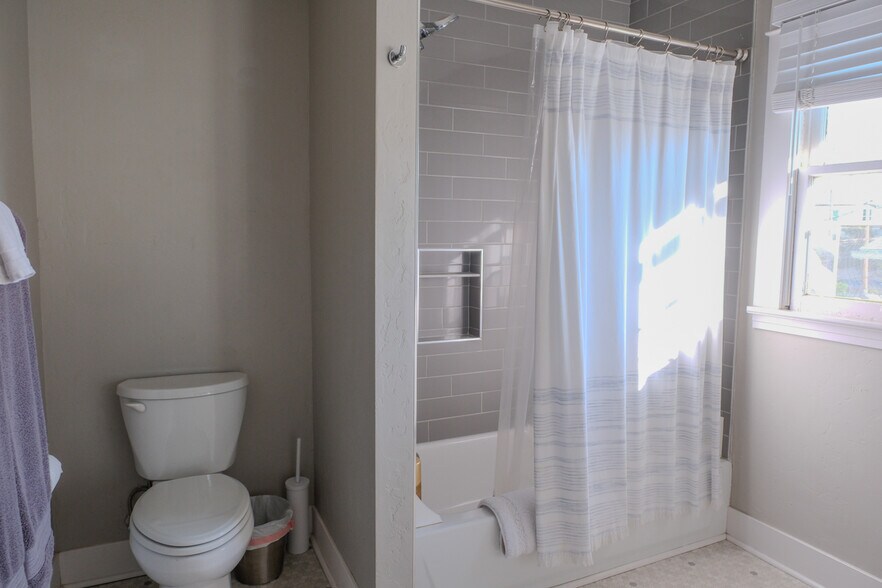 Building Photo - 5532 N Haight Ave