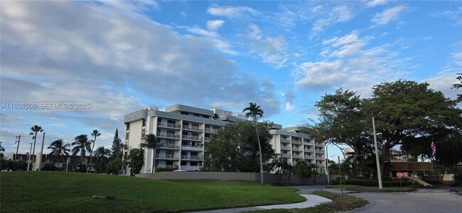 Building Photo - 1650 NE 115th St