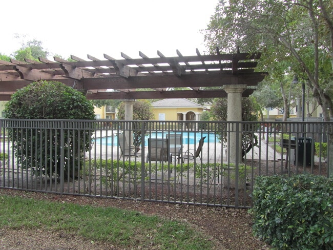 Building Photo - 700 Crestwood Ct S