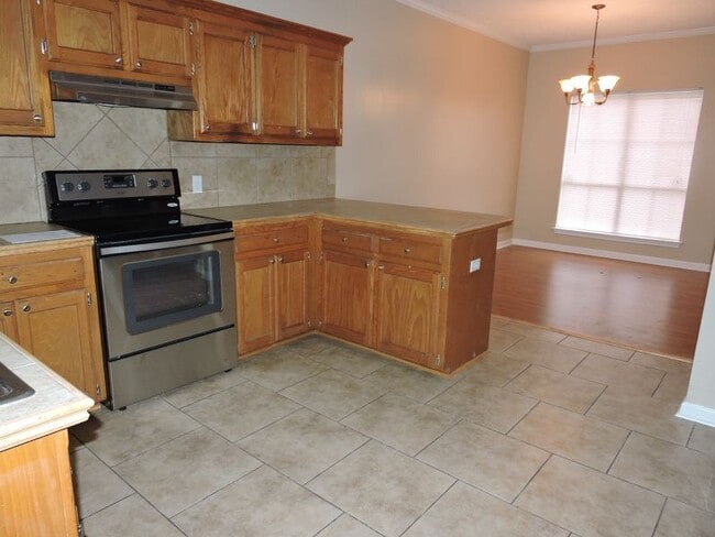 Building Photo - Great 3 Bedroom, 2 Bath Home - No Carpet