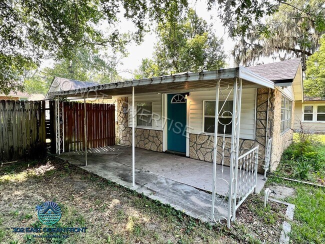 Building Photo - Adorable 3 bedroom / 1 bathroom home now a...