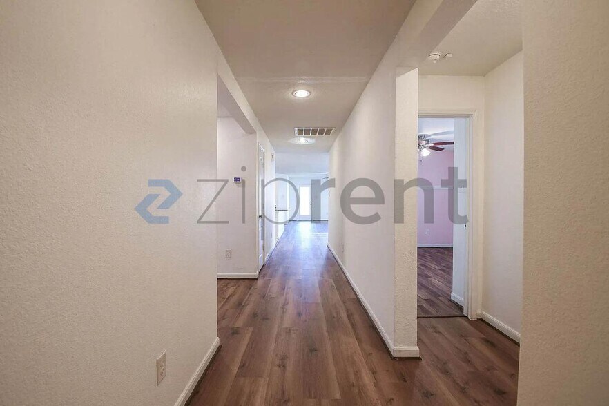Building Photo - Unit