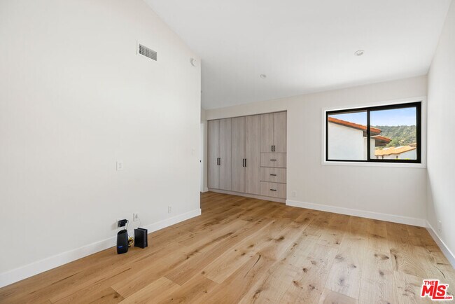 Building Photo - 1549 Palisades Dr