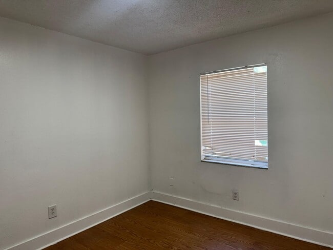 Building Photo - 5/2. Available Now Tampa ! Ask about specials
