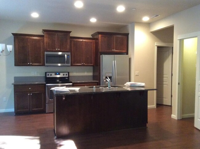 Building Photo - Amazing 3 bedroom home
