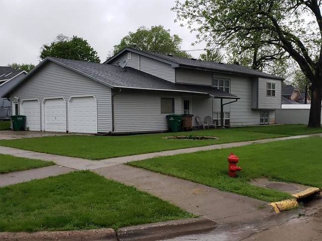 Building Photo - Spacious 3 Bedroom Garden Level Duplex