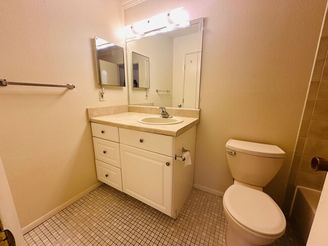 Building Photo - Stunning 1 Bedroom Condo in Pet-Friendly A...