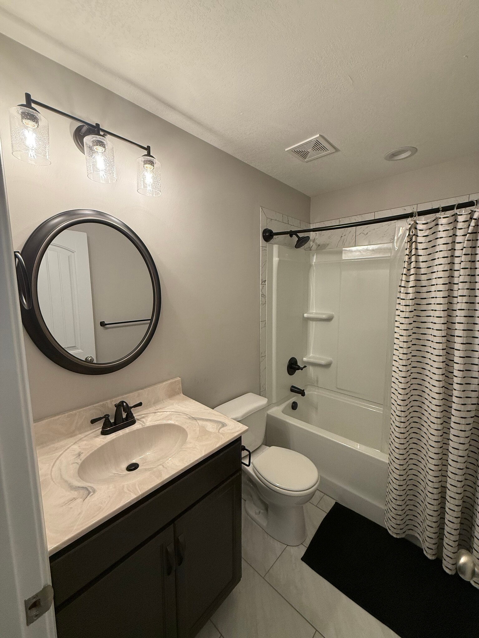 Upstairs full bathroom - 1110 Stonebrook Dr