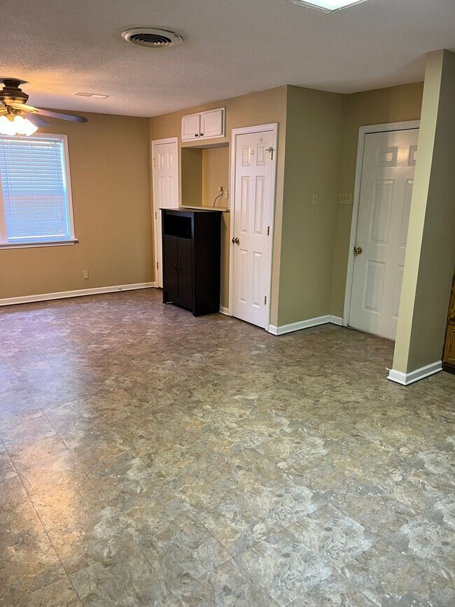 Building Photo - Spacious