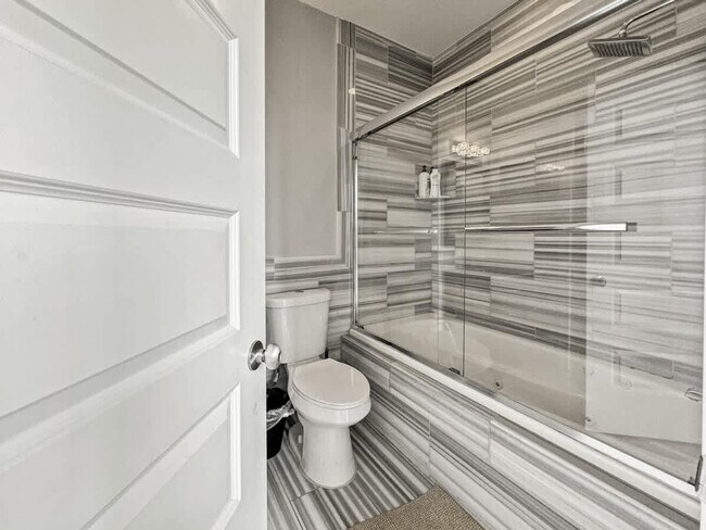 Building Photo - 1421 N 5th St