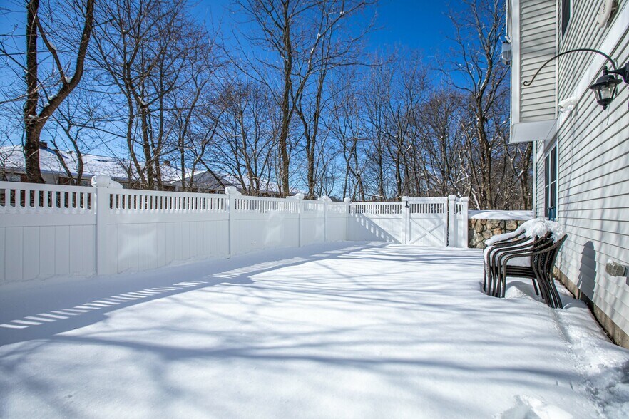 Building Photo - 8 Summer Hill Cir