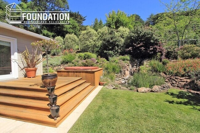 Building Photo - 133 Tiburon Blvd