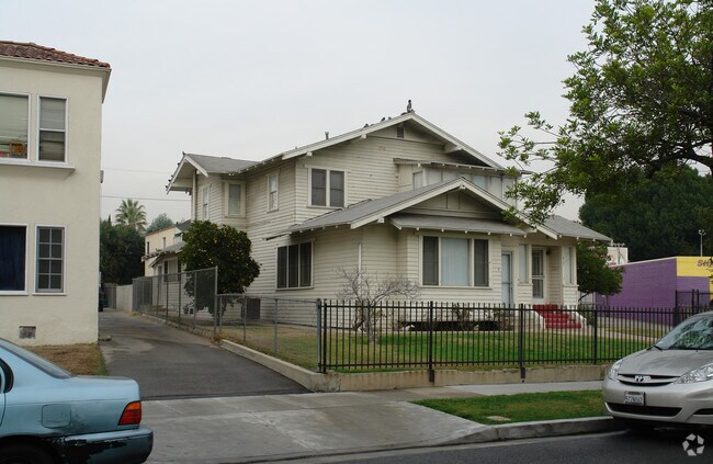 Building Photo - 407 E Chestnut St