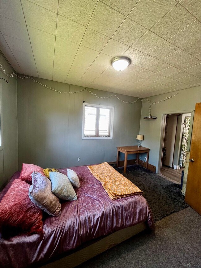 Building Photo - Amazing Downtown Location - 3 BR Home just...