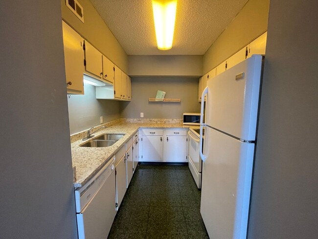 Building Photo - Marvellous Two Bedroom Condo With Perks!