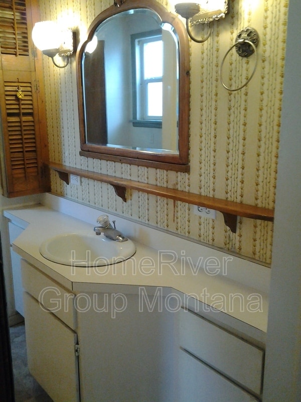 Building Photo - 528 S 5th St W