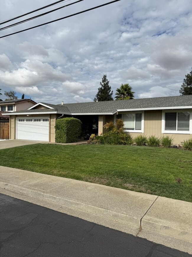 Building Photo - 1816 Boxwood Dr