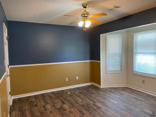 Building Photo - 104 Williamsburg Ave