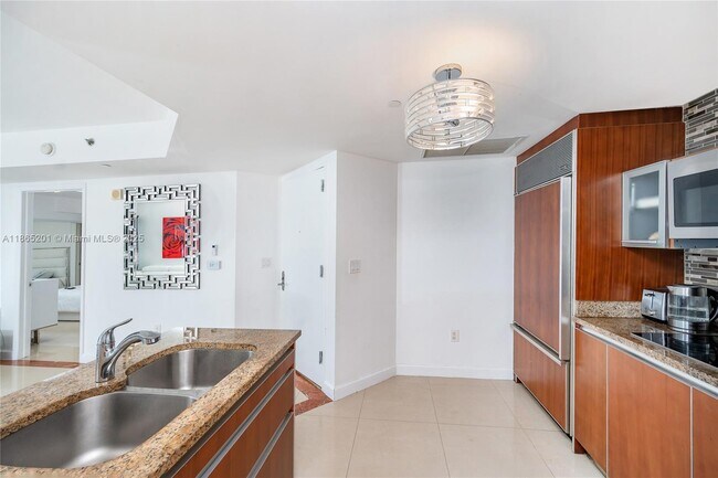 Building Photo - 17201 Collins Ave